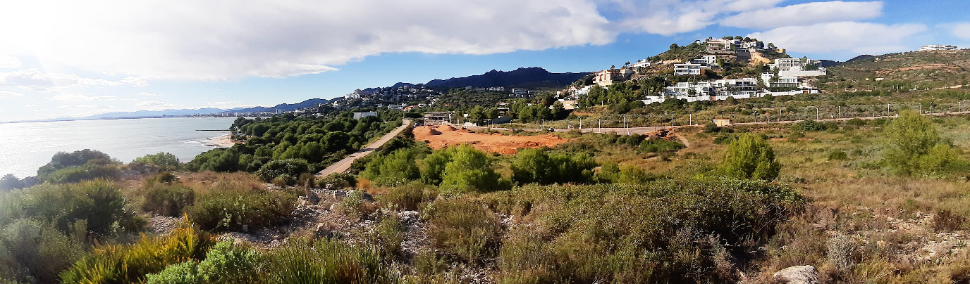 Panorámica del emplazamiento de Torre Bellver en Oropesa del Mar, entre el mar y la ladera urbanizada
