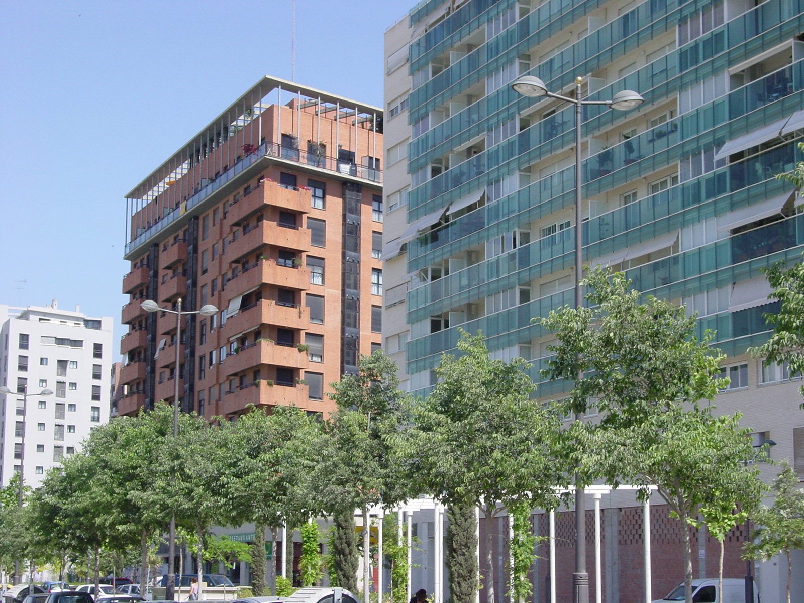 Edificio de viviendas con áticos escalonados junto a la Alameda de València