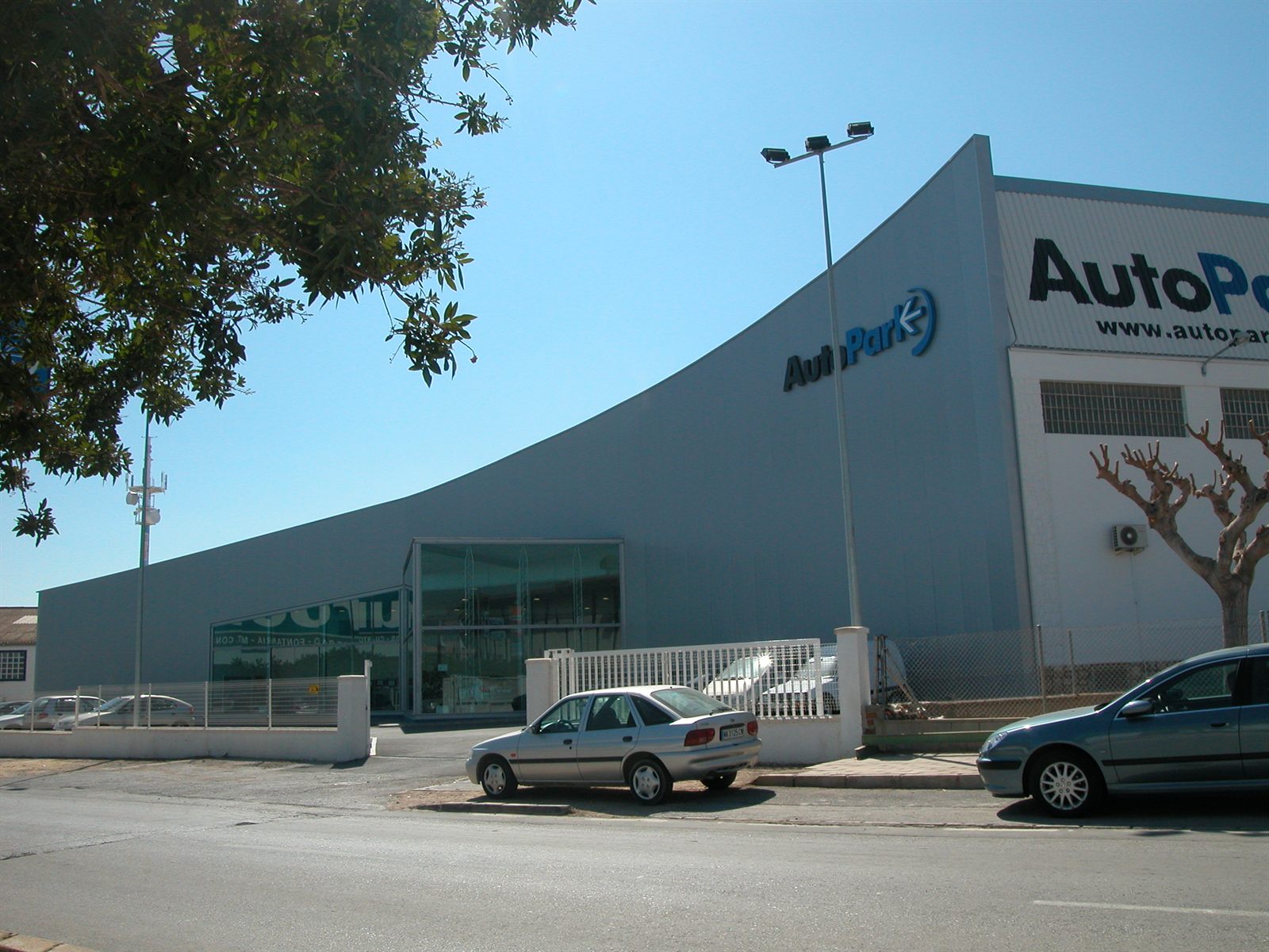 Nave del centro AutoPark con fachada metálica curva