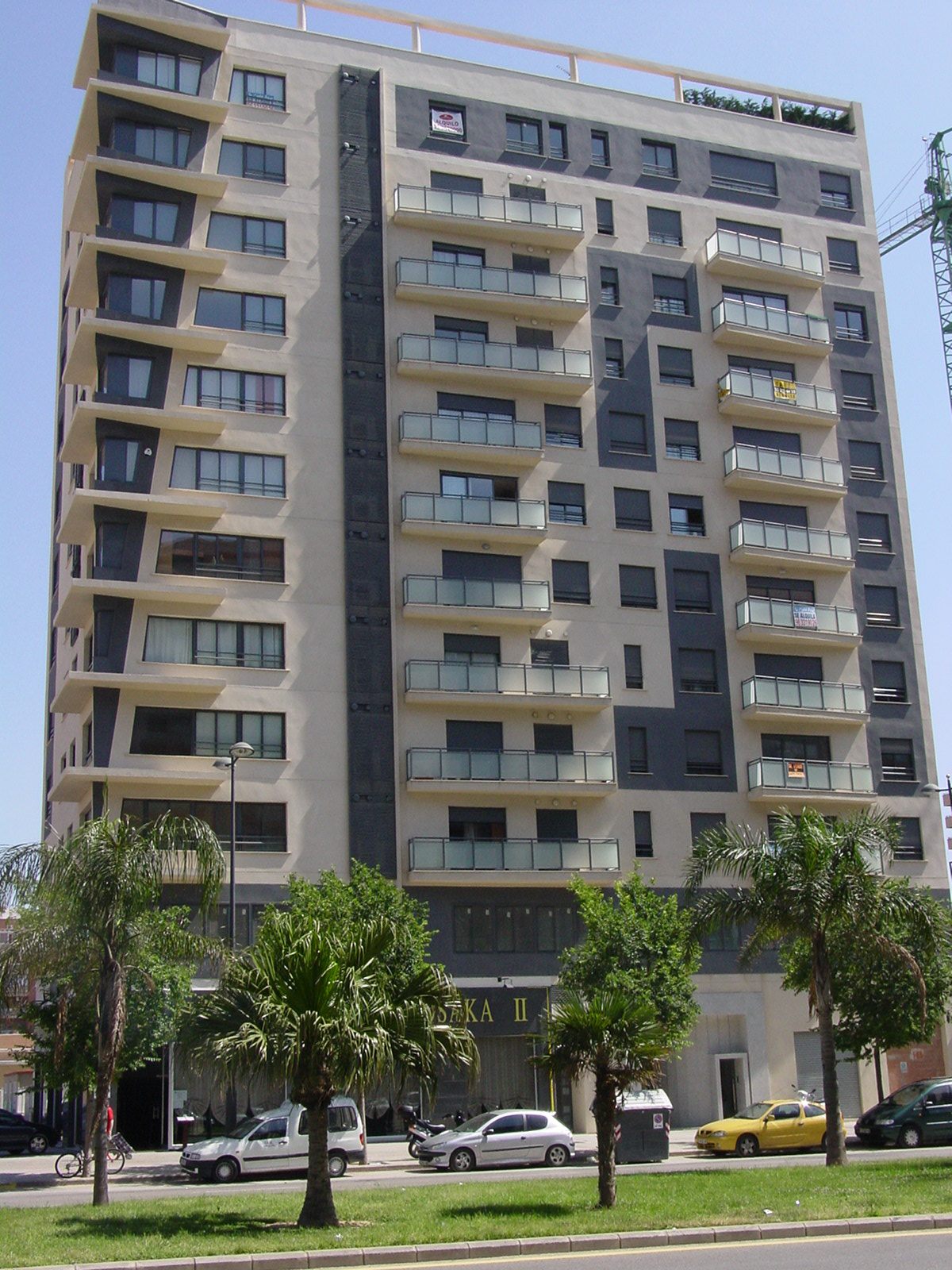 Torre residencial con cuerpo de ladrillo y remate blanco junto a la Avenida de Francia, València