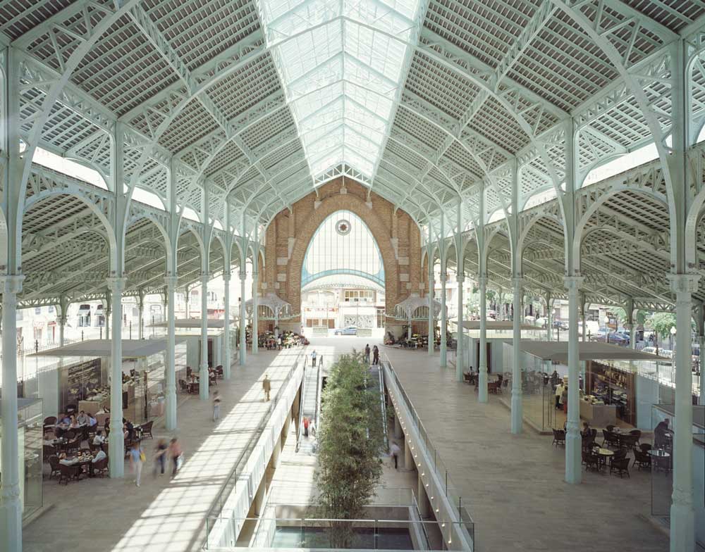 Nave central del Mercado de Colón rehabilitado, con las cerchas de hierro y la claraboya corrida