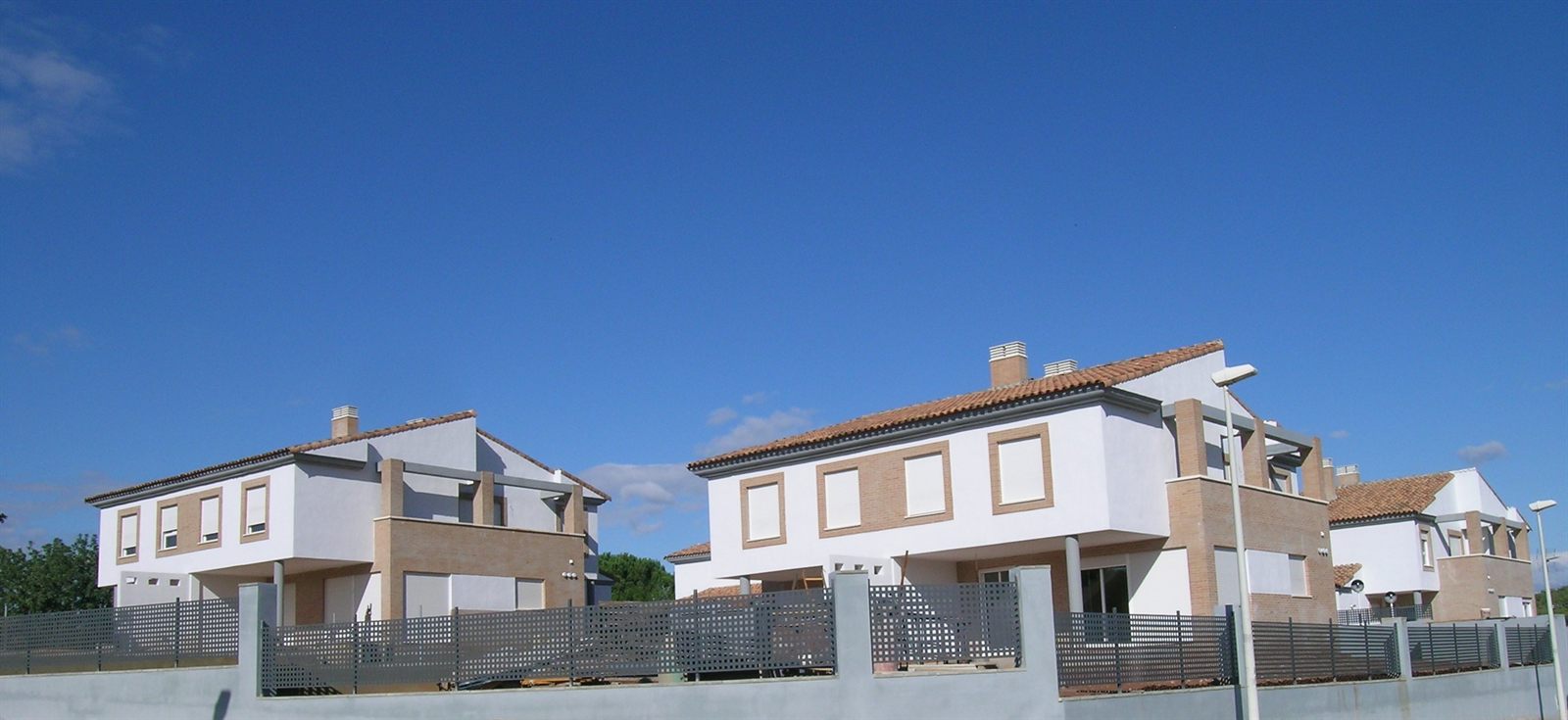 Hilera de viviendas adosadas de fachada blanca en Riba-roja de Túria
